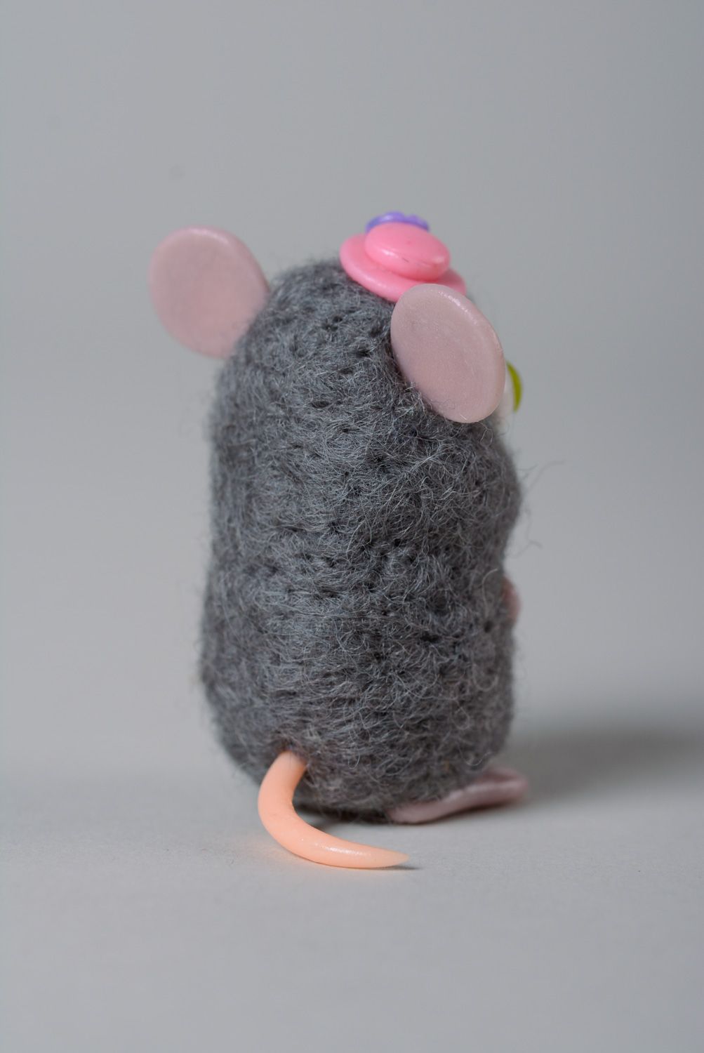 Jouet en laine feutrée décoratif fait main souris grise en chapeau avec fleur photo 3