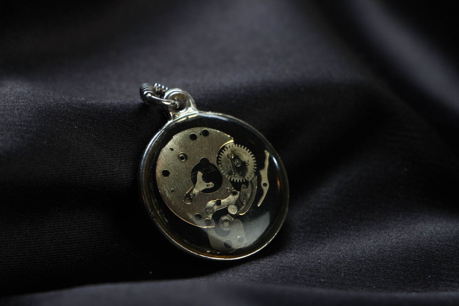Steampunk pendant with clock mechanism photo 1