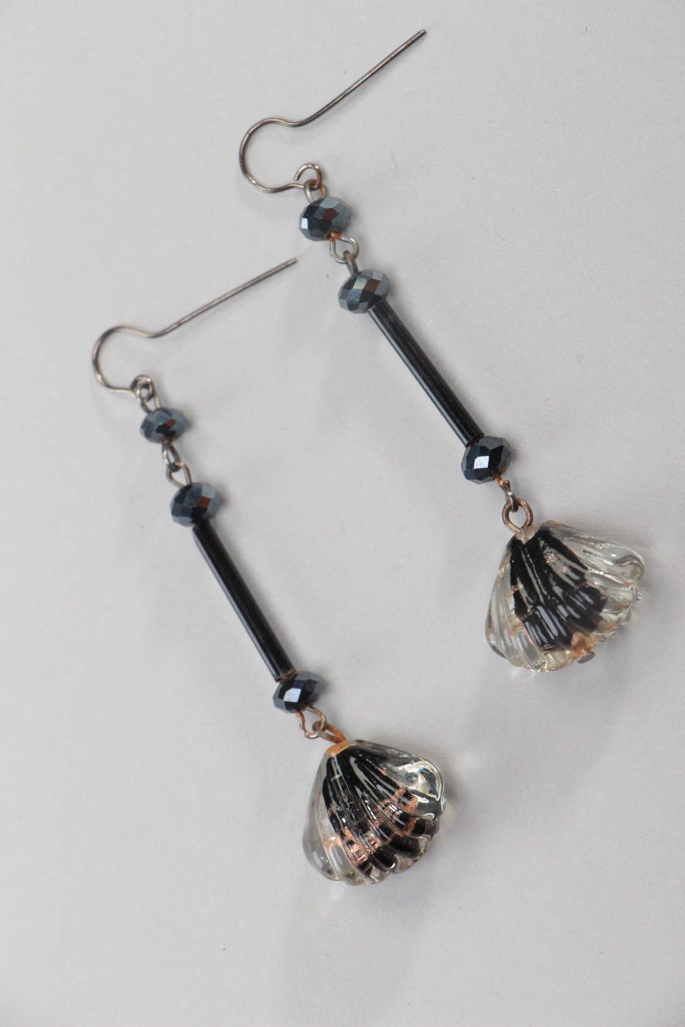 Boucles d'oreilles pendantes coquillages en verre millefiori noires faites main photo 2