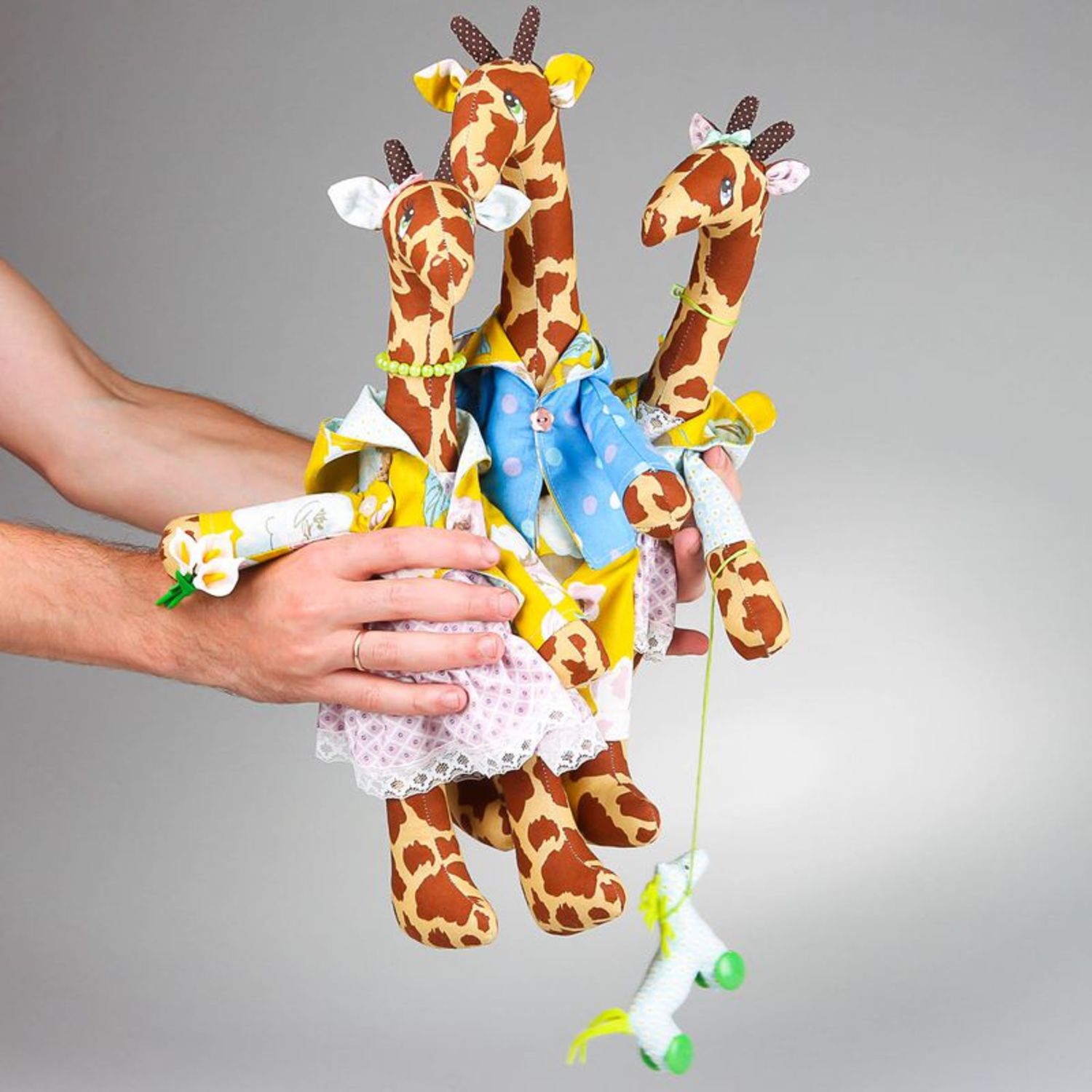 Conjunto de juguetes de peluche “Familia de jirafas” foto 1