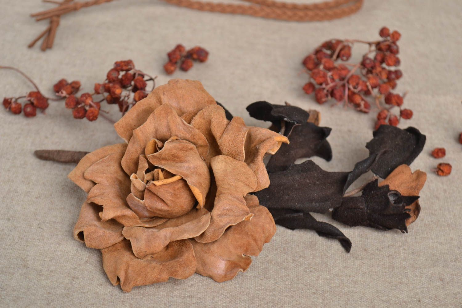 Grosse broche fleur faite main marron en cuir naturel Accessoire pour femme photo 1