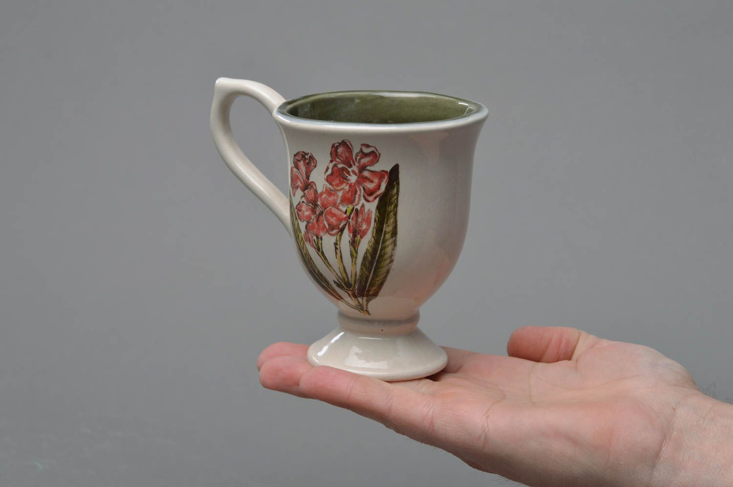 Kleine weiße mit Glasur bemalte handgemachte Tasse aus Porzellan mit Blumen foto 4