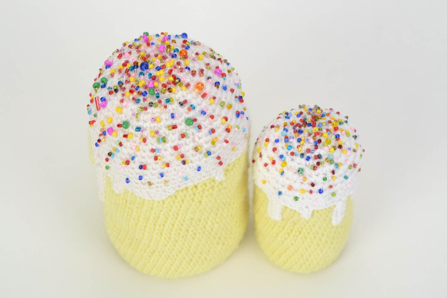 Gâteaux de Pâques en tissu faits main jaunes avec glaçure en perles de rocaille photo 4