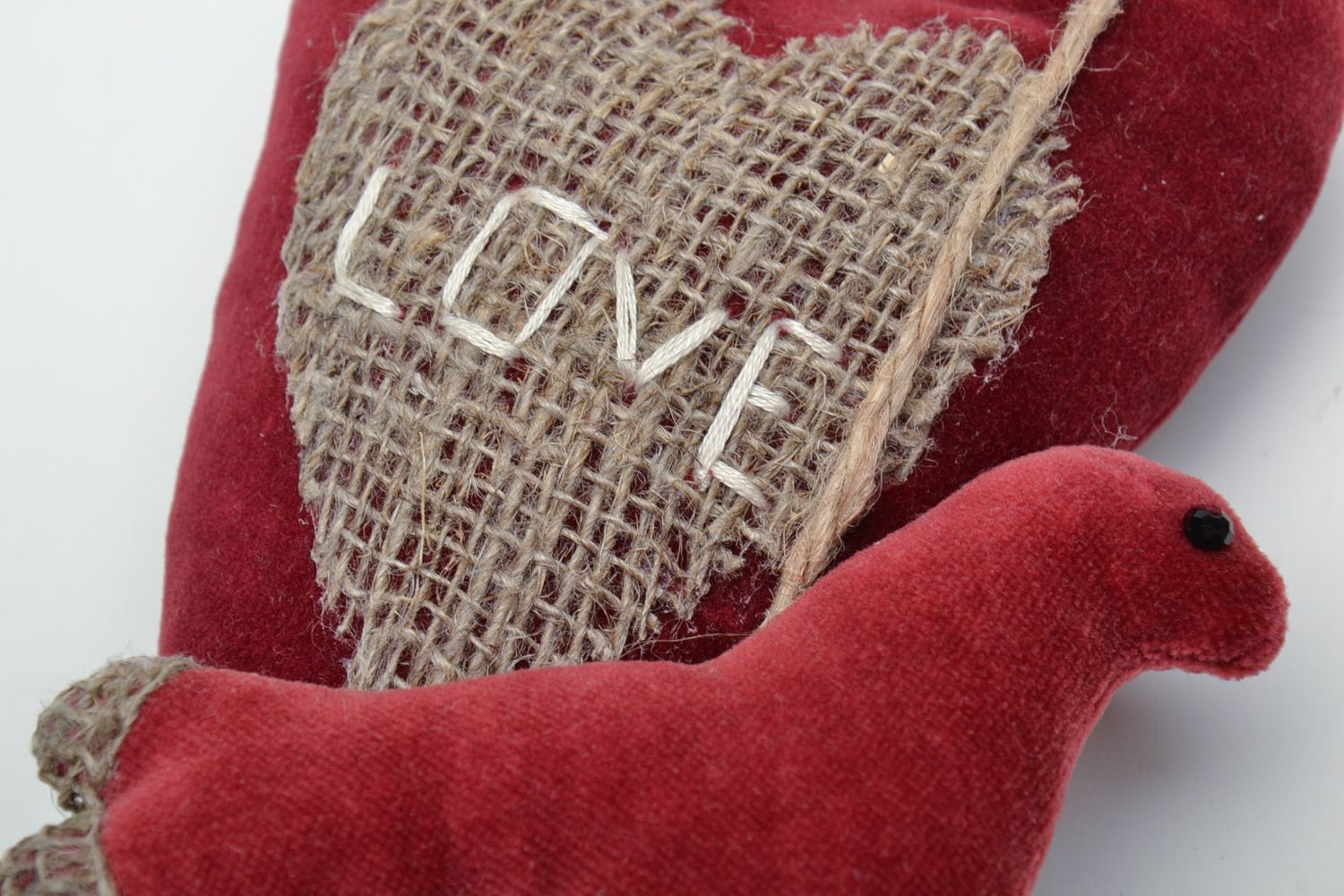 Jouet mou Coeur en tissu avec oiseau rouge décoration à accrocher faite main photo 3