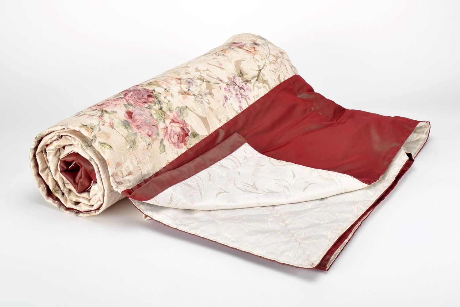 Couvre-lit artisanal rouge avec fleurs à deux places photo 1