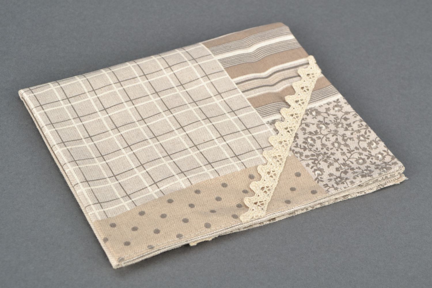 Dekorative Serviette aus Stoff zweiseitig mit Muster und Spitze foto 3