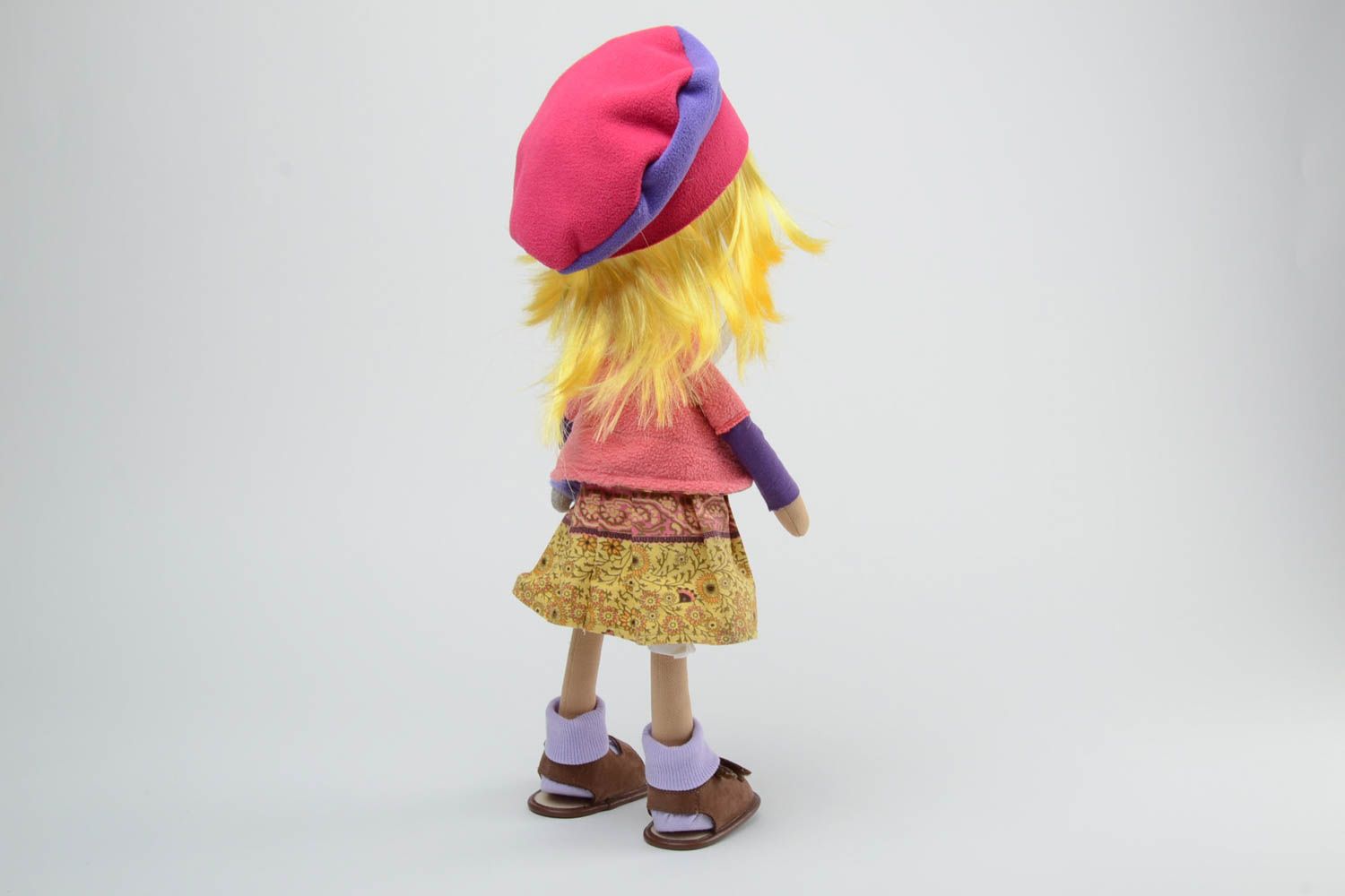 Nette exklusive Interieur Puppe handmade aus Textil Blondine im Hut für kleine Mädchen foto 4