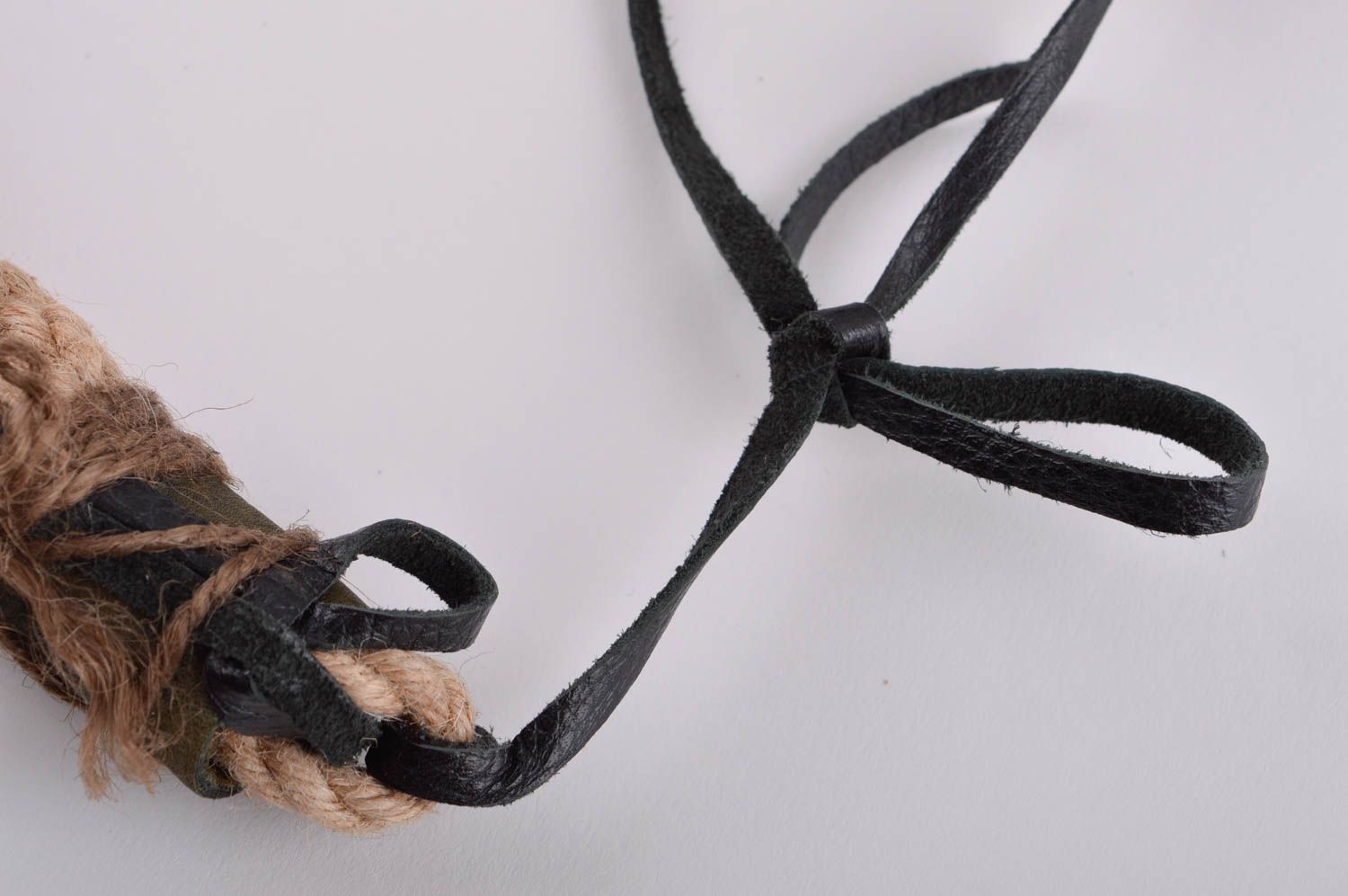Collier textile Bijou fait main en cuir et cordons Accessoire femme massif photo 4