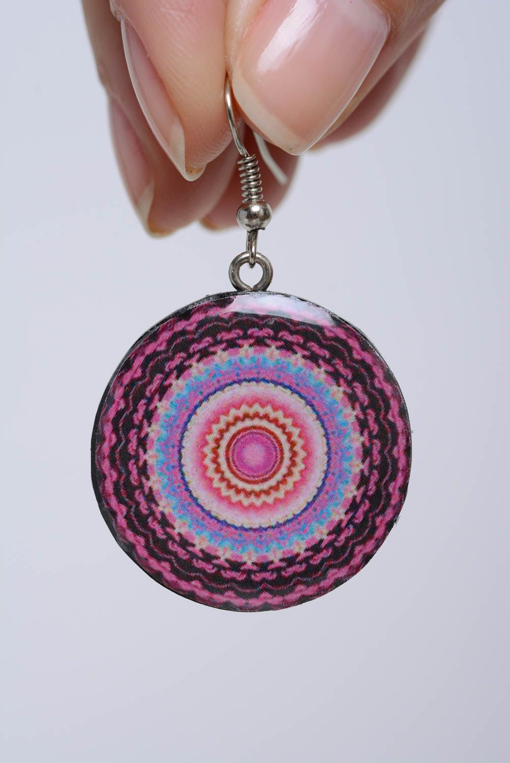 Künstlerische Runde Ohrringe aus Polymer Ton mit Ornament im Ethno Stil violett foto 5