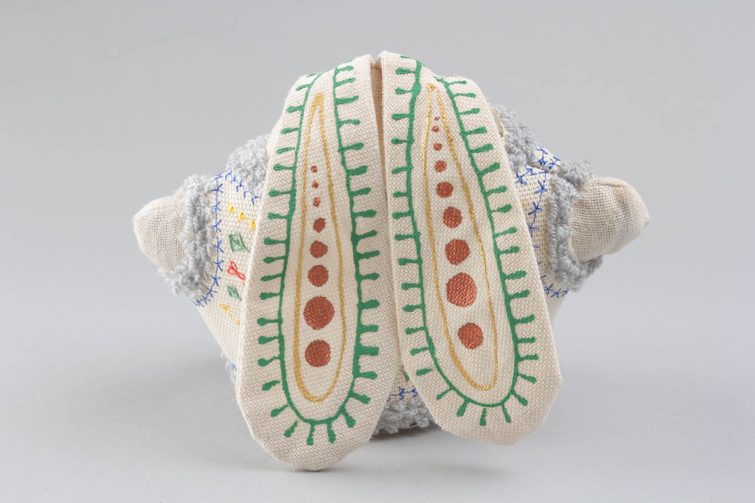 Brinquedo macio artesanal de tecido preenchido com trigo mourisco Coelho em um colete foto 2