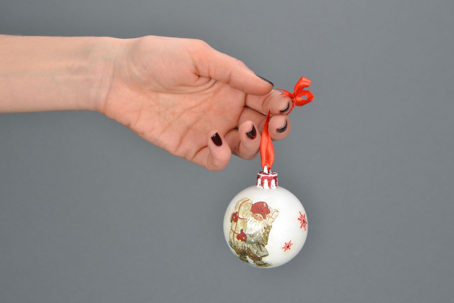 Новогодняя игрушка в виде шарика Дедушка Мороз фото 3