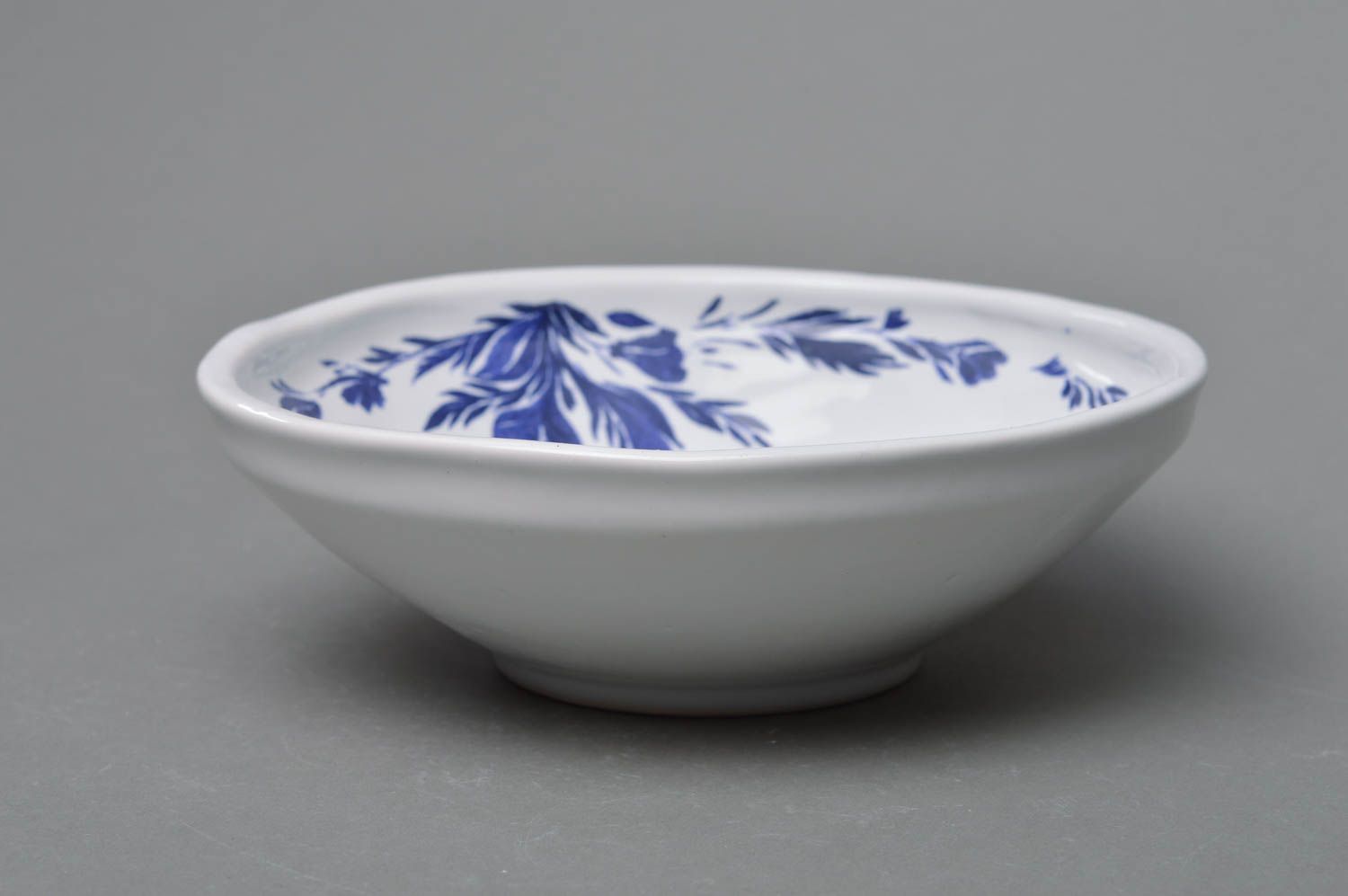Bol blanc en porcelaine peint avec ornements bleus fait main à soupe design photo 2