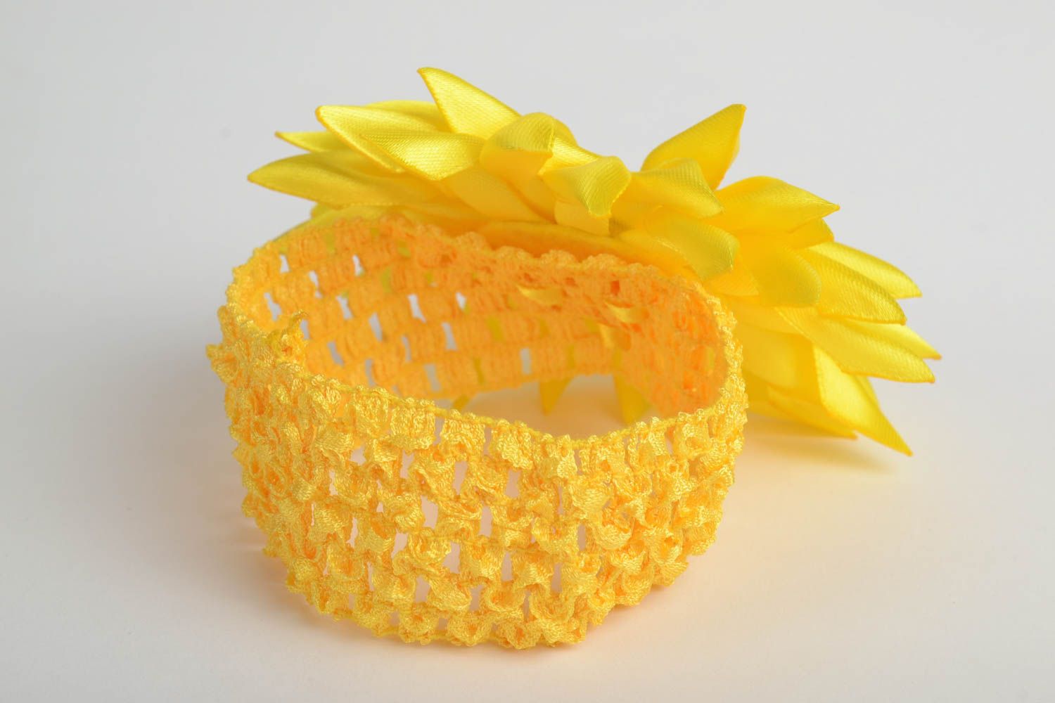 Banda con flor para el cabello hecha a mano de cintas kanzashi infantil amarilla foto 2