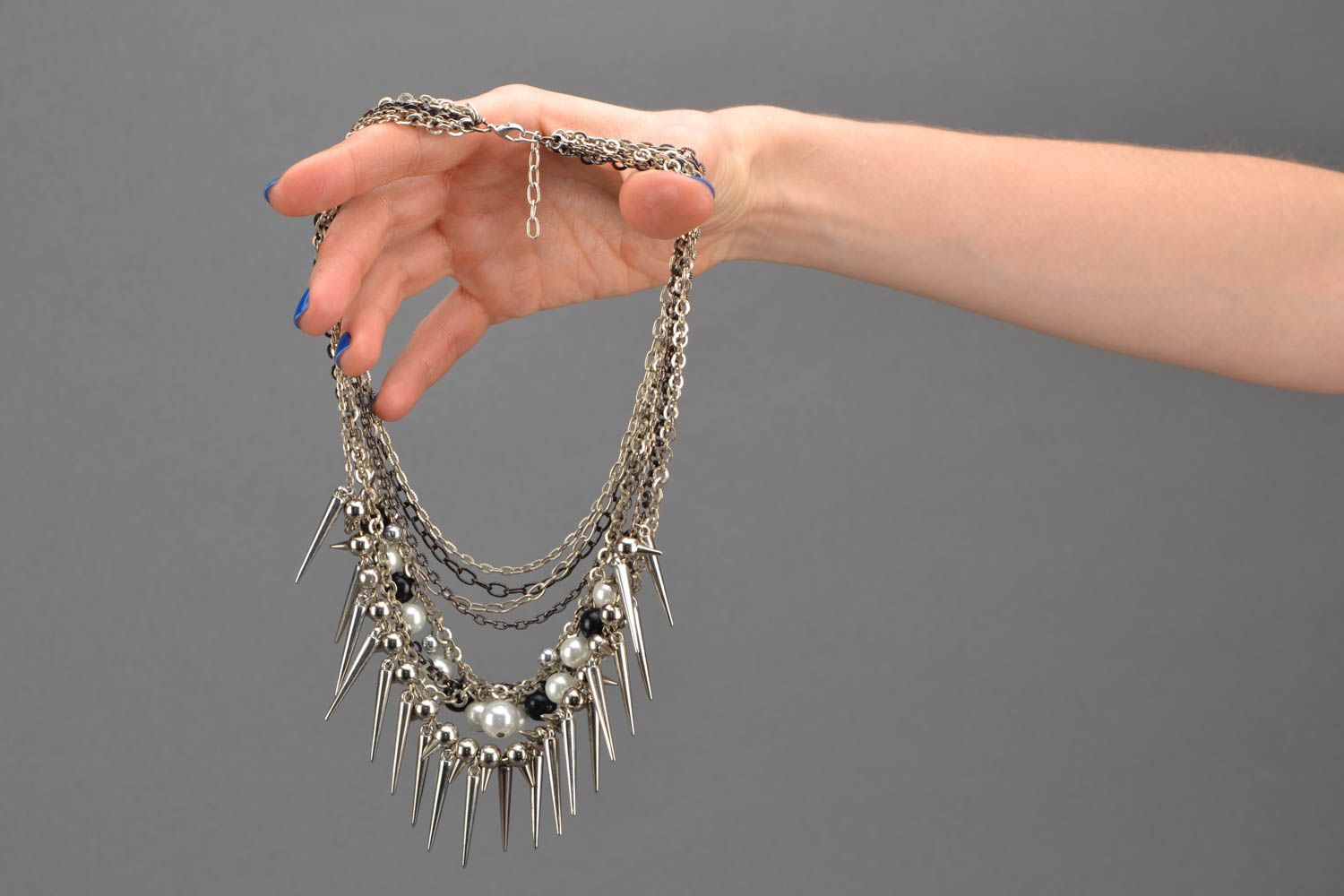 Collier en métal fait main avec piquants et perles fantaisie photo 2