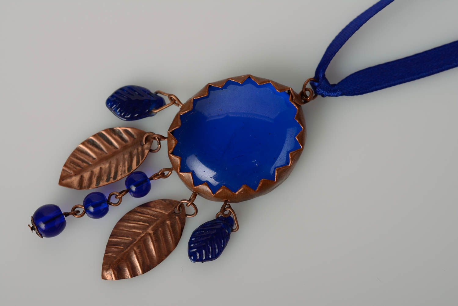 Colgante original de moda hecho a mano de cobre con cinta de raso azul largo foto 2