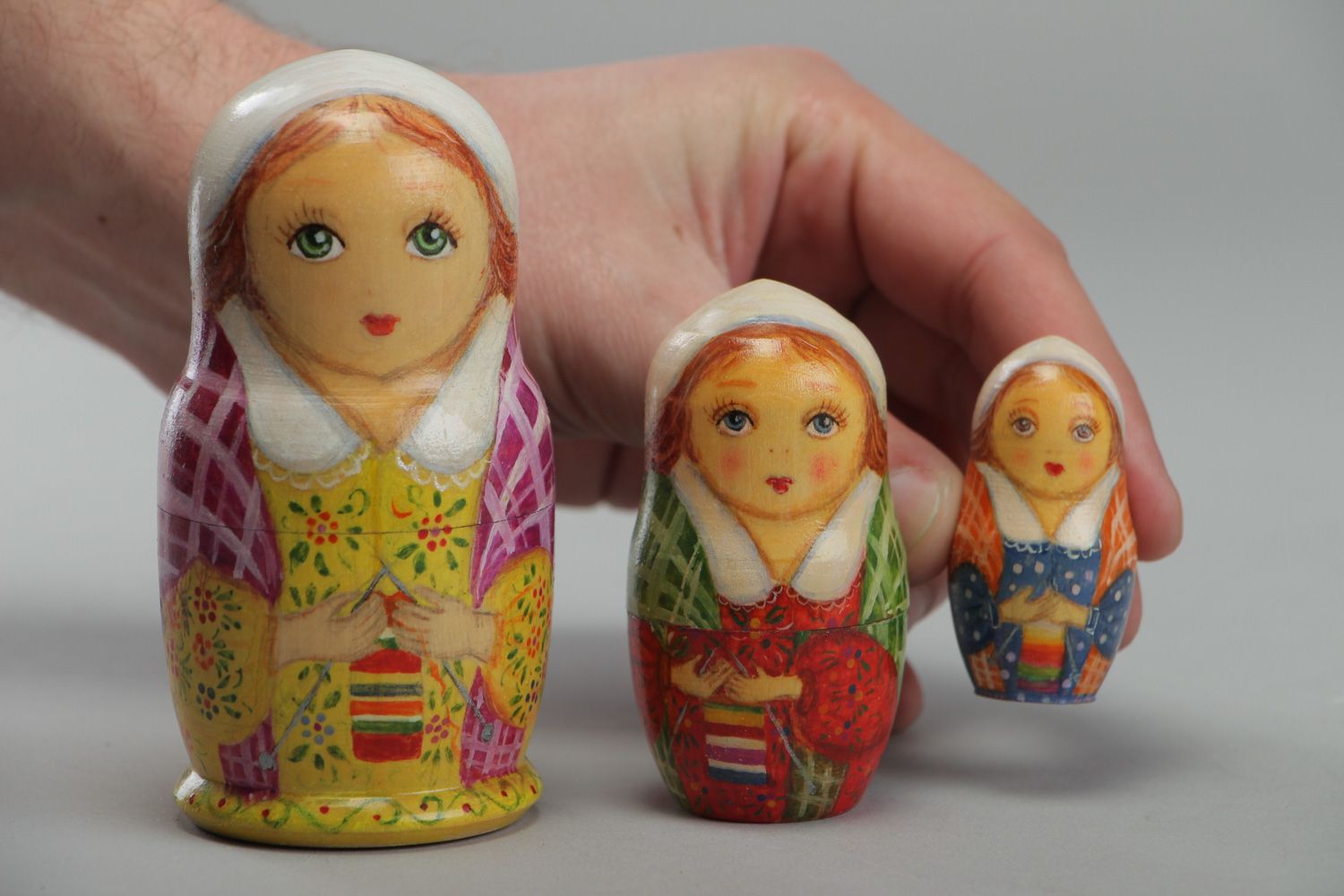 Schöne künstlerische traditionelle hanmade Matrjoschka aus Holz aus 3 Puppen foto 4