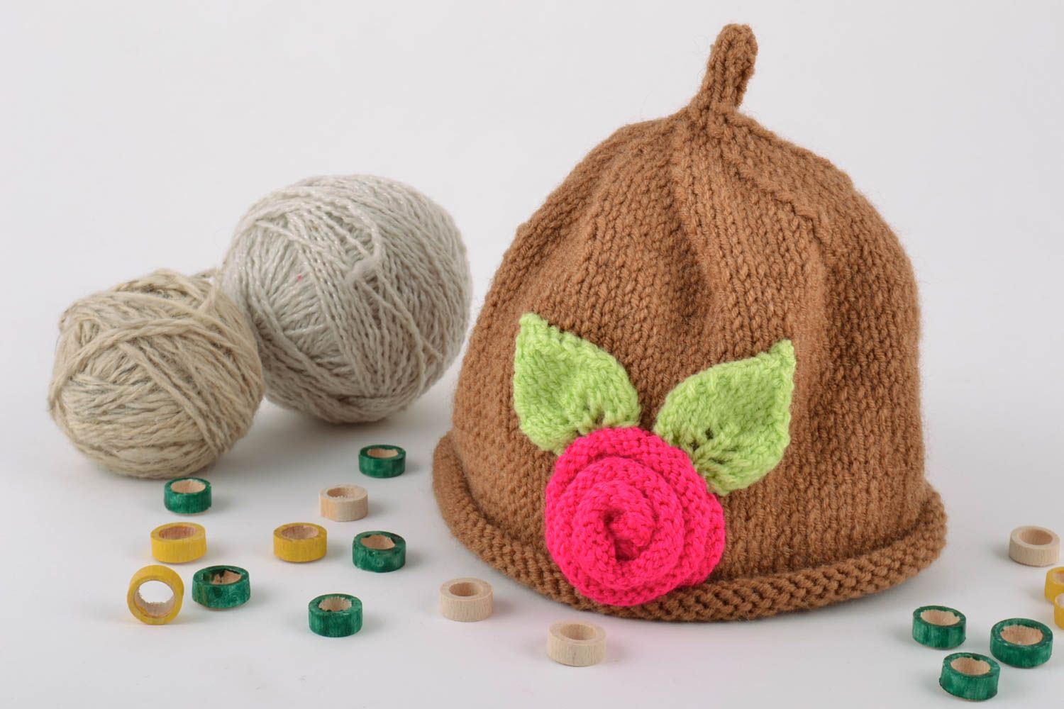 Bonnet pour fillette tricoté en coton fait main brun avec fleur rose de design photo 1