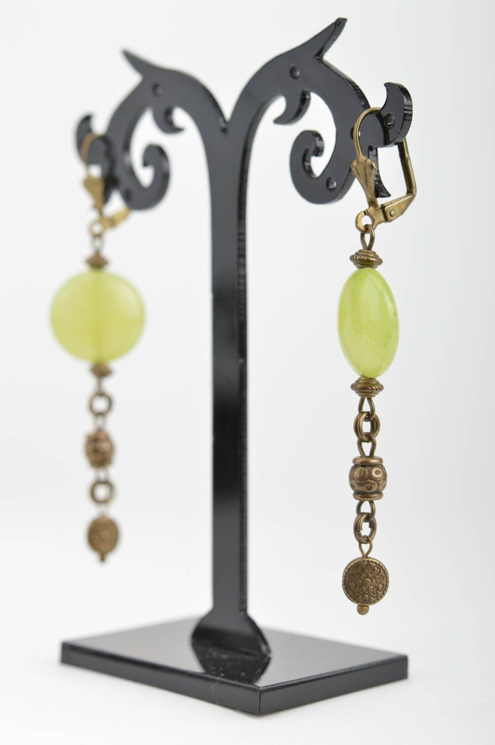 Boucles d'oreilles en métal et perles fantaisie vert clair faites main longues photo 5