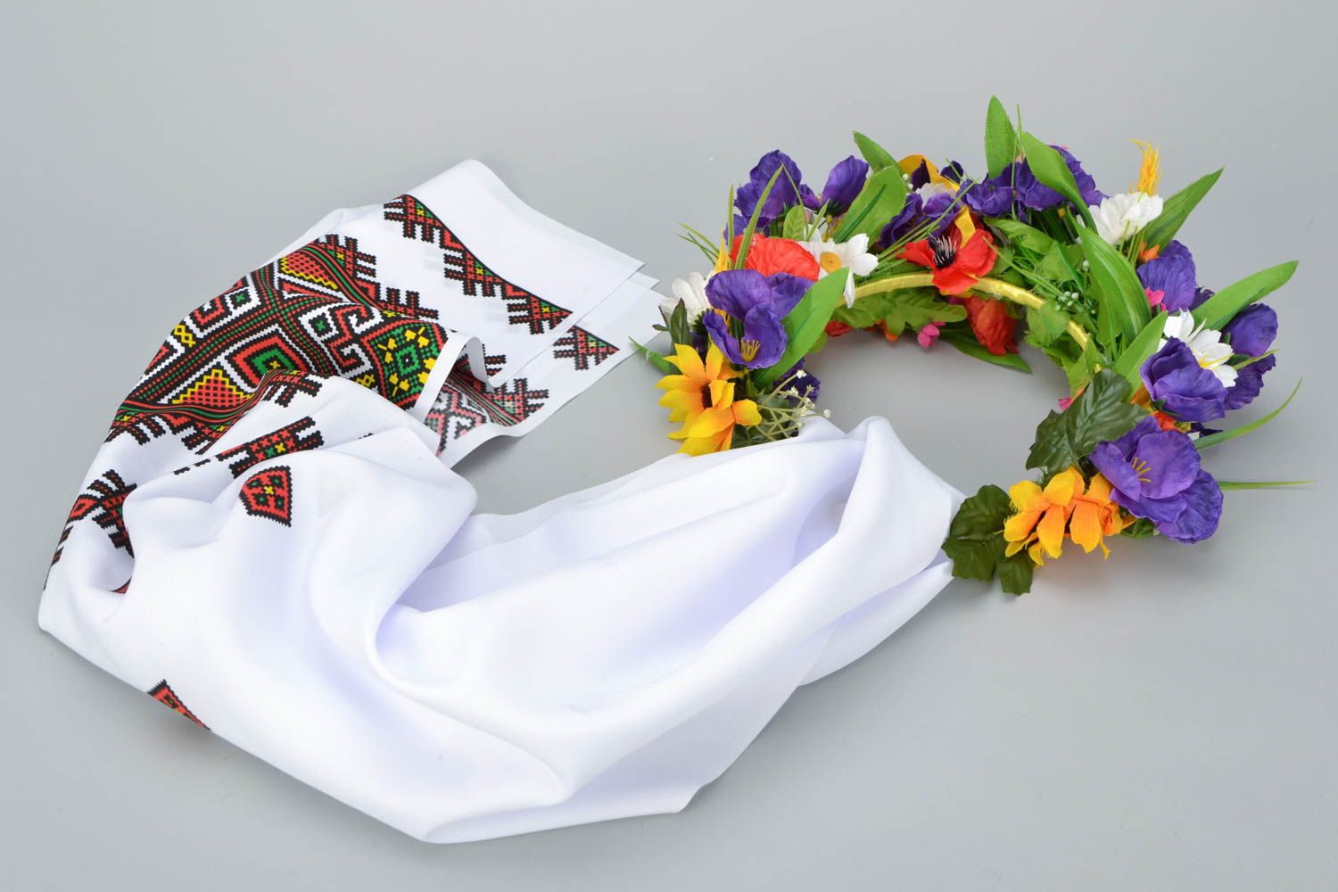 Couronne décorative pour porte avec serviette et fleurs photo 5