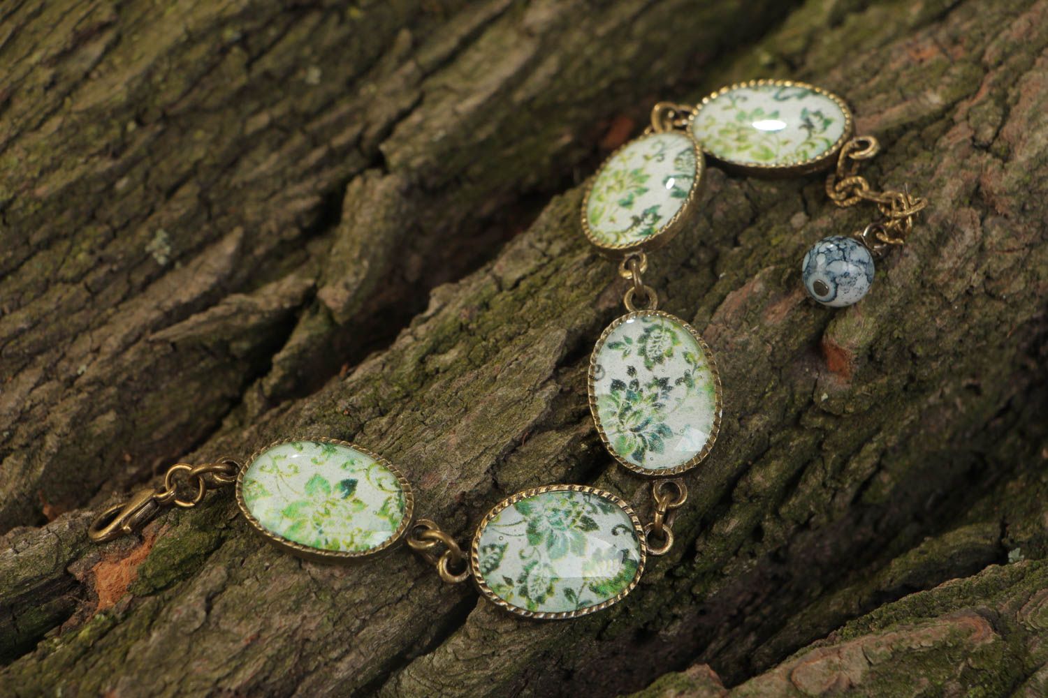 Handmade vintage bracelet made of glass glaze with metal fittings and pendants with green flowers photo 1