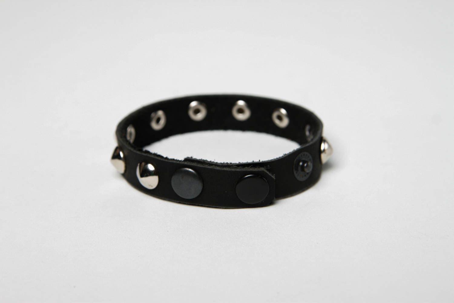 Bracelet cuir fait main Bijou en cuir noir design boutons métal Cadeau original photo 5