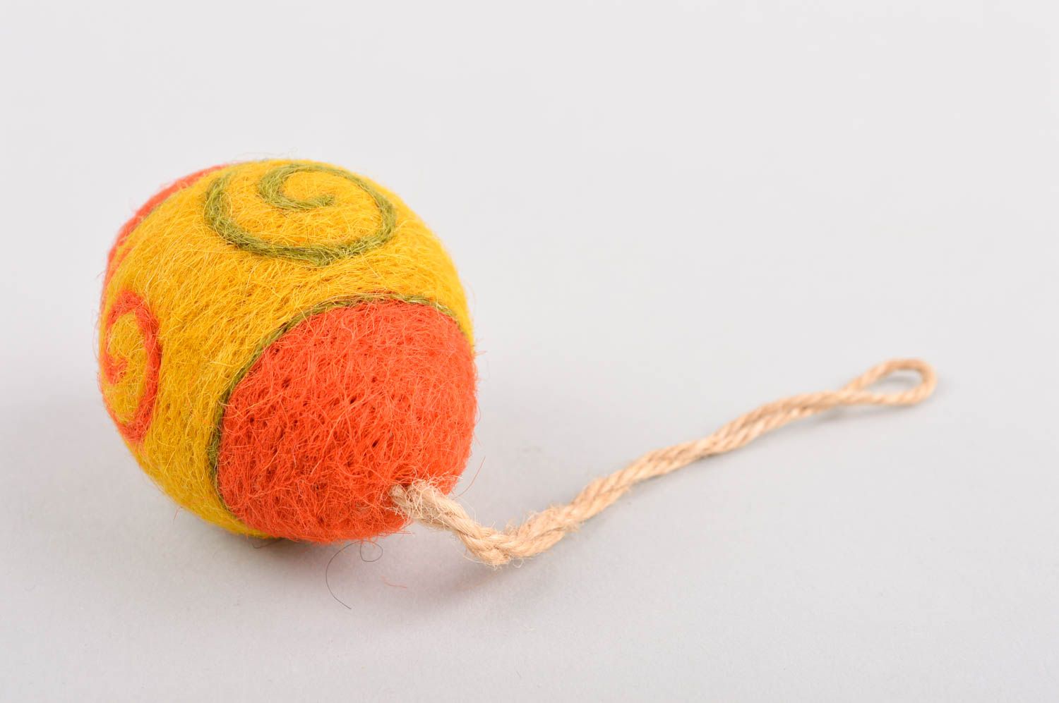 Валяная игрушка ручной работы декор на стену игрушка из шерсти Оранжевое яйцо фото 3