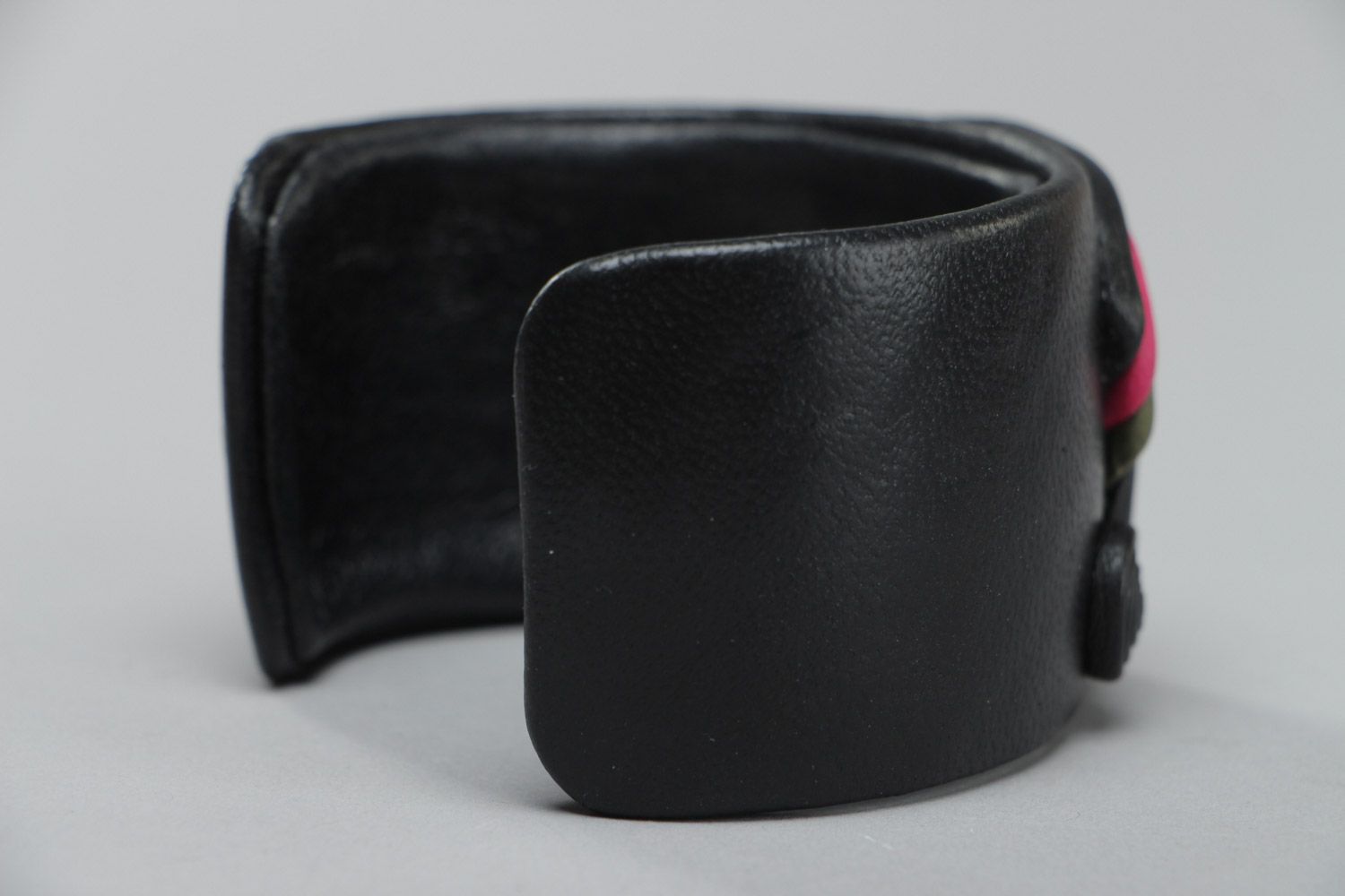 Schwarzes breites Armband aus Leder handmade mit Rubin handmade für Mode Damen foto 4