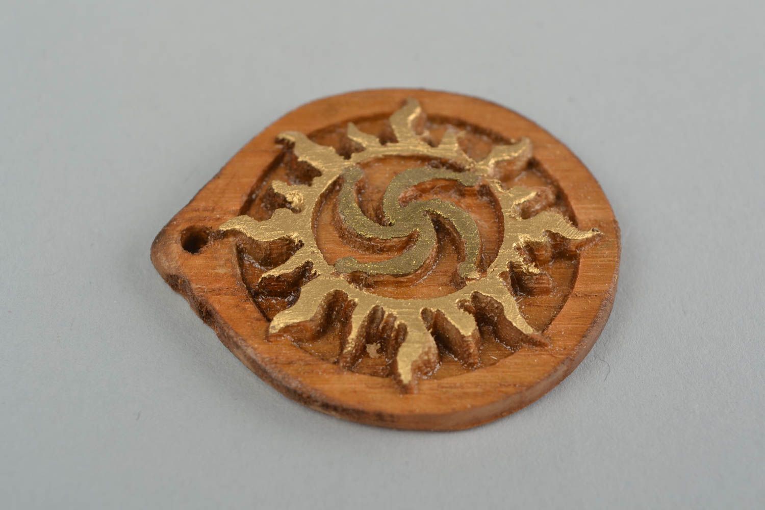 Pendentif porte-bonheur rond en bois de frêne en relief accessoire fait main photo 4