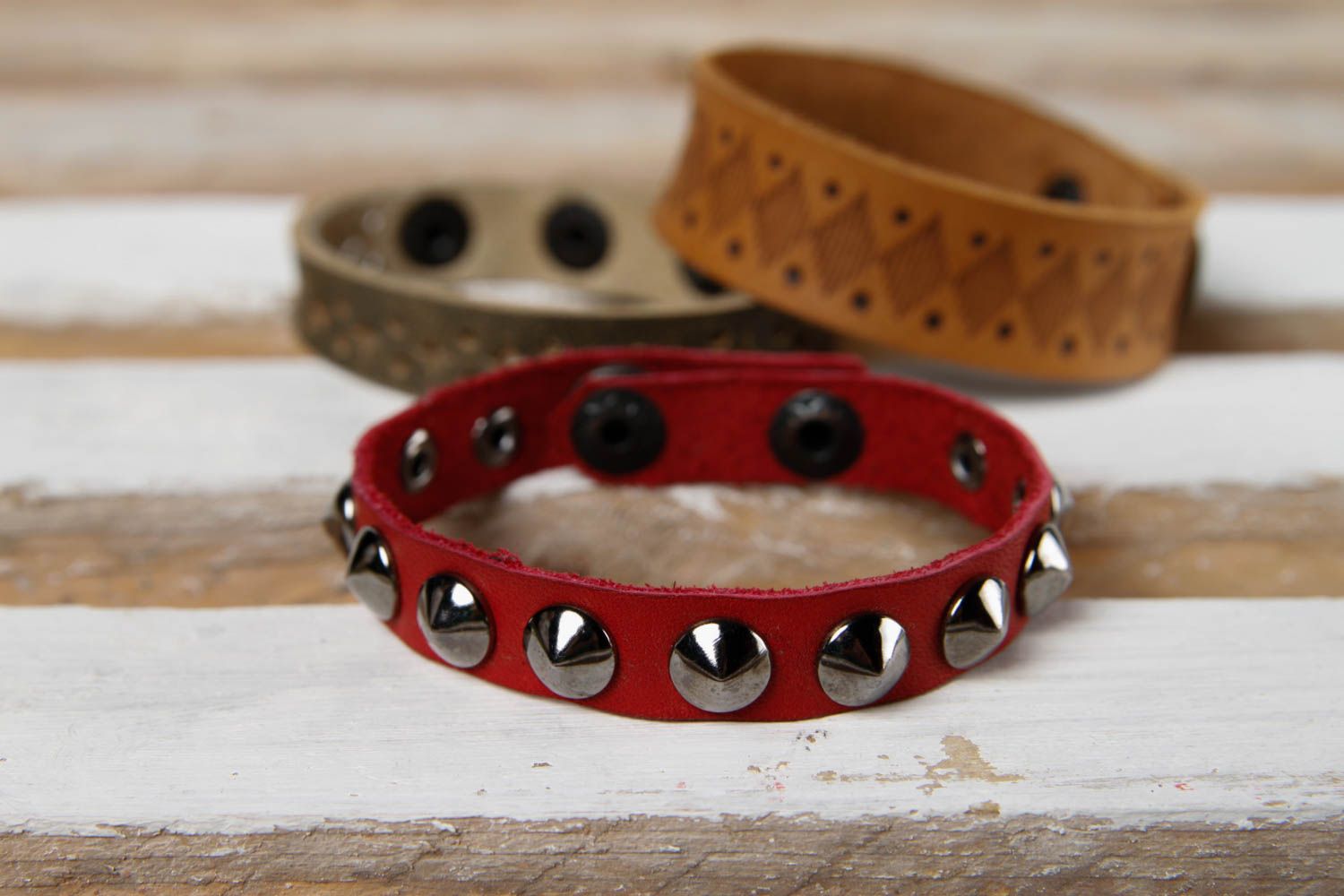 Bracelet cuir fait main Bracelet design rouge rivets Accessoire en cuir photo 1
