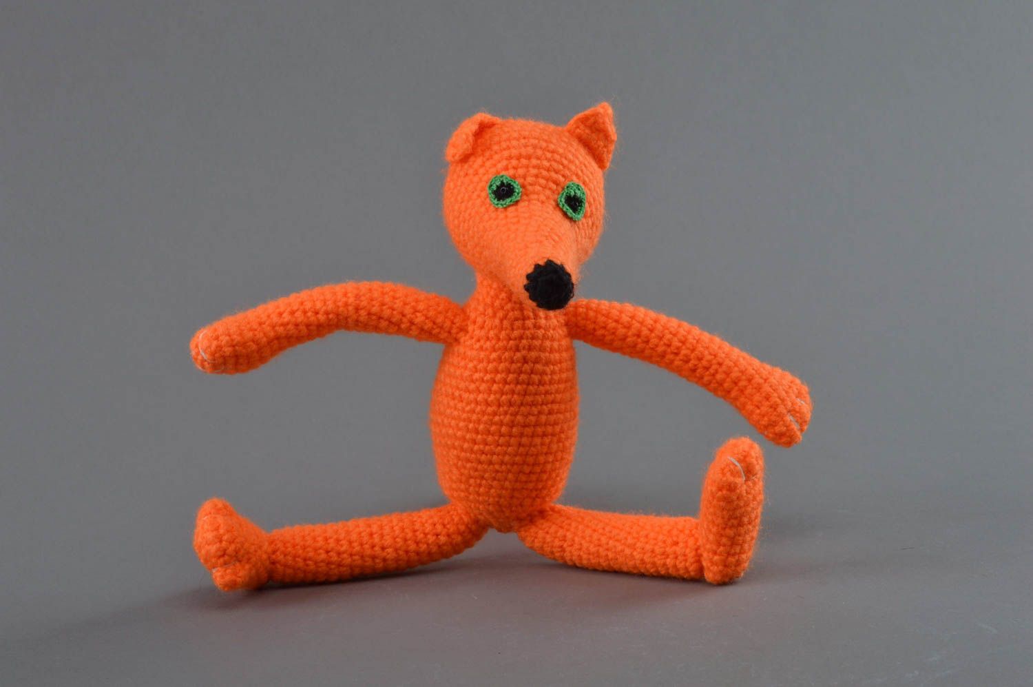 Petite peluche tricotée en fils mixtes faite main en forme d'un renard roux  photo 2