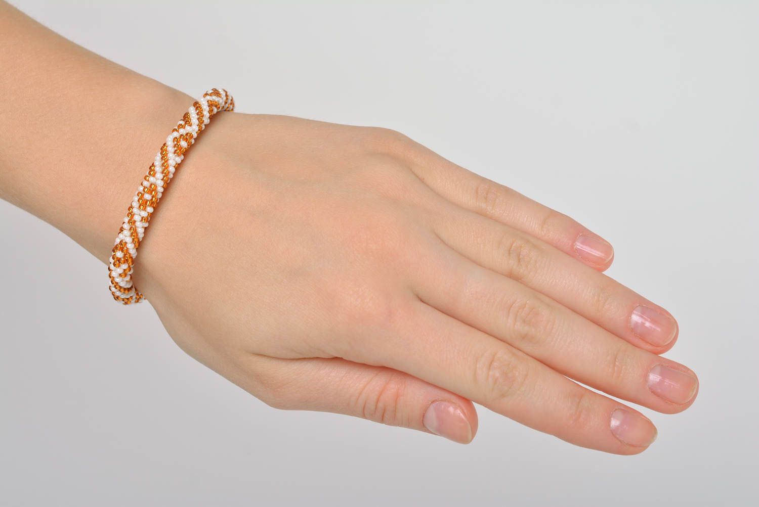 Bracelet perles rocaille Bijou fait main jaune-blanc Accessoire femme stylé photo 3
