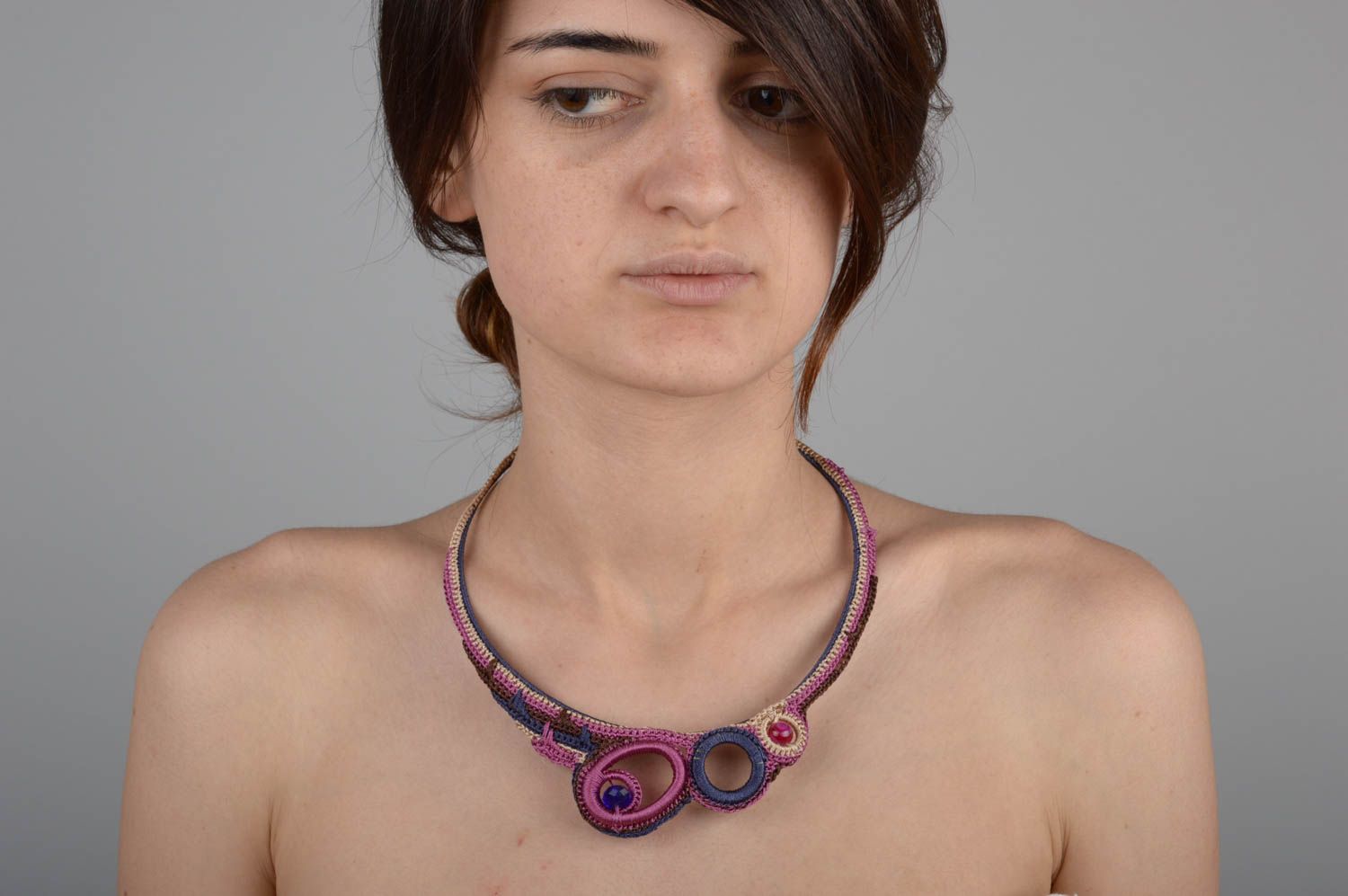 Collar hecho a mano de hilos accesorio para mujer adorno para el cuello foto 5