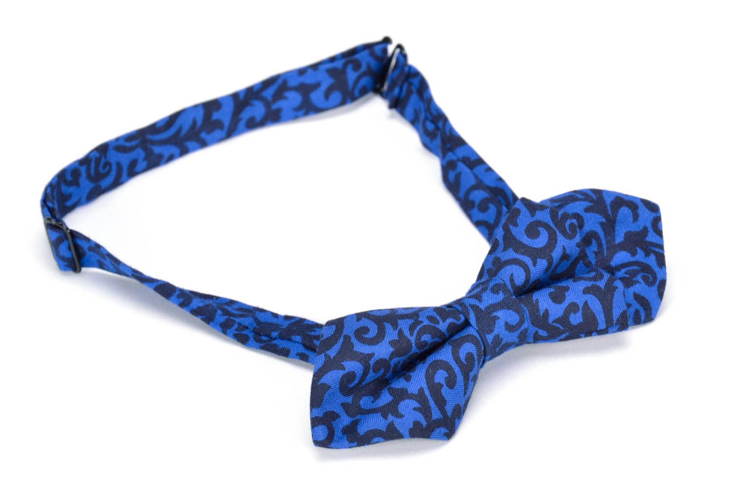 Gravata-borboleta artesanal com padrões azuis  foto 2