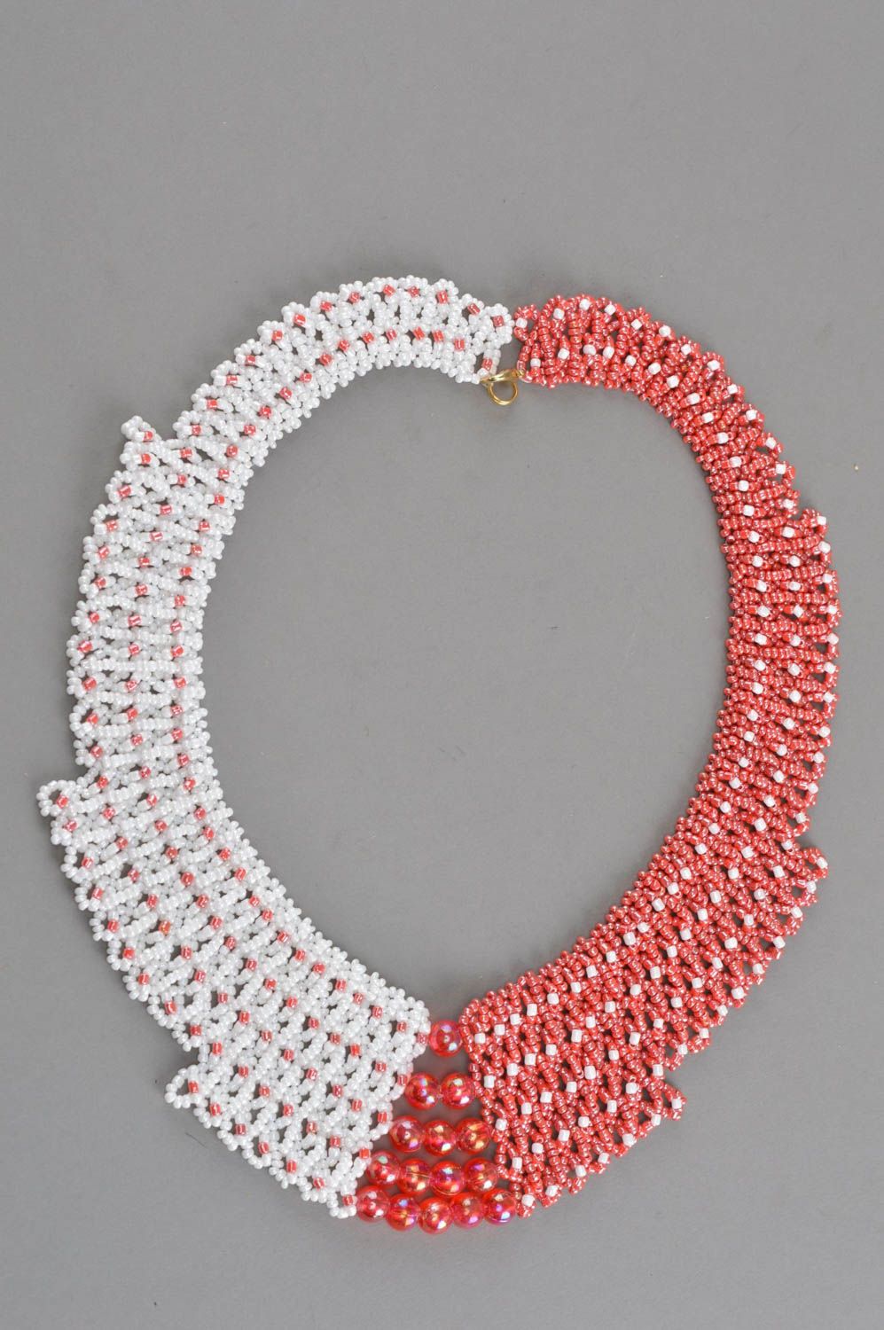 Ожерелье из бисера и бусин ручной работы авторское белое с коралловым красивое фото 3