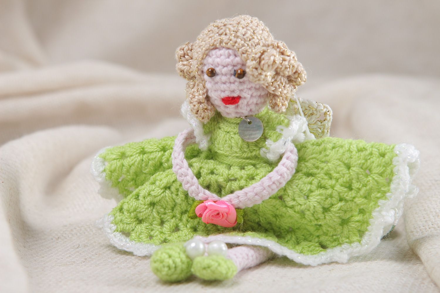 Кукла ручной работы в салатовом платье связанная крючком из хлопка и акрила  фото 5