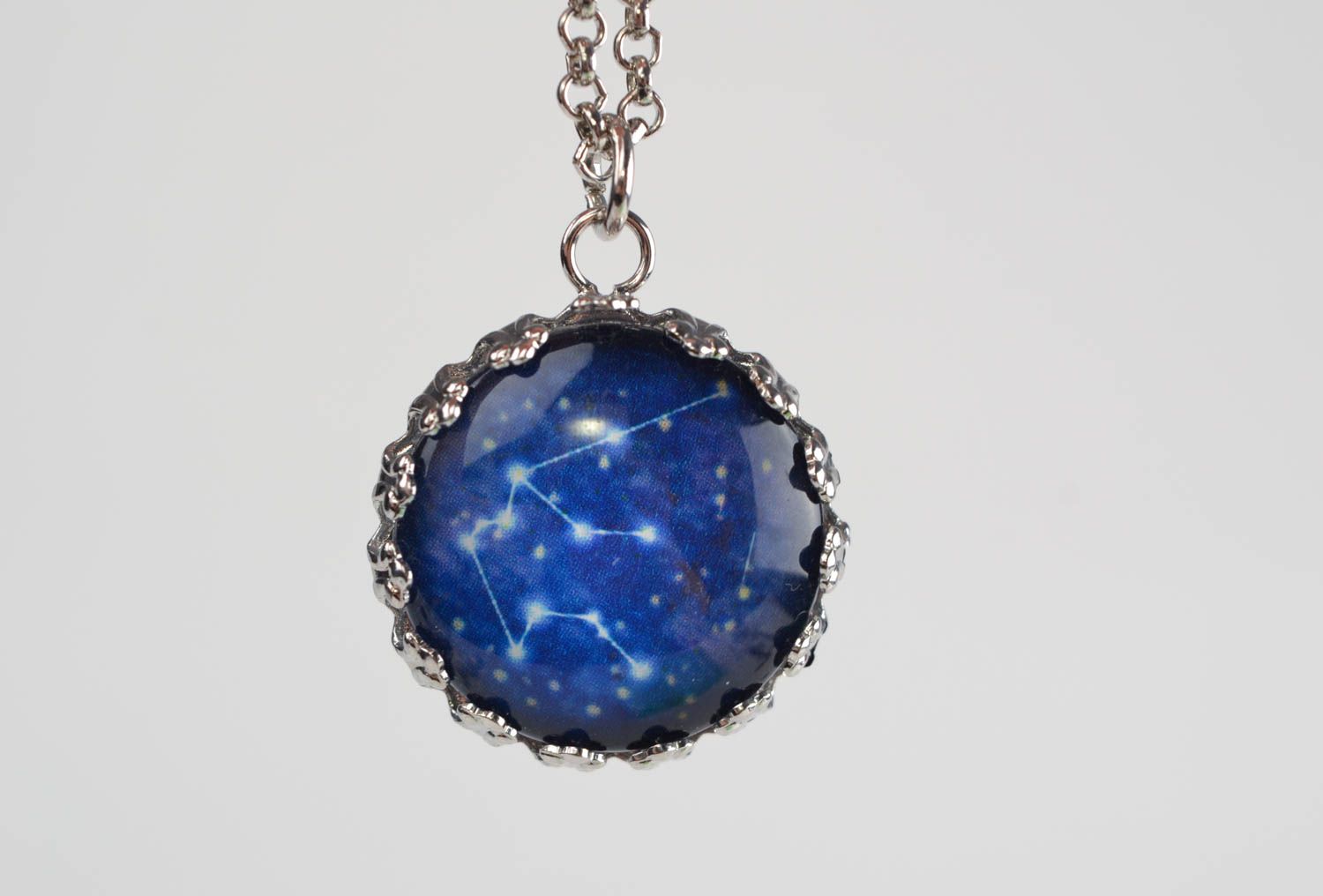 Pendentif zodiaque Verseau en verre rond bleu sur chaîne métallique fait main photo 4