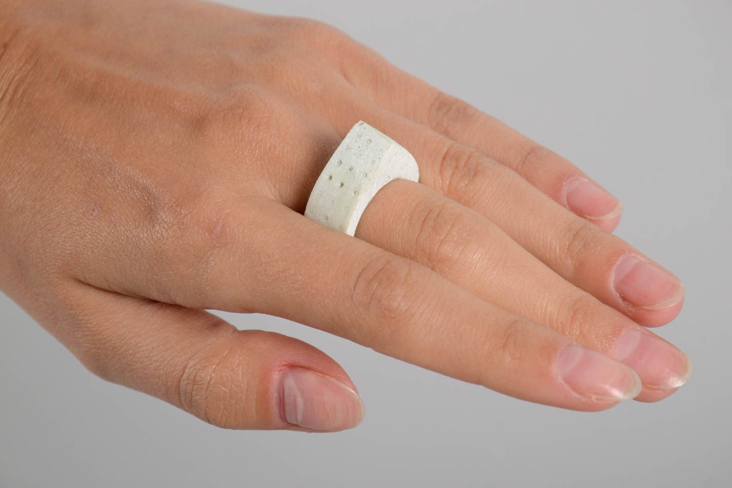 Кольцо ручной работы необычное кольцо из бетона белое красивое модное кольцо фото 2