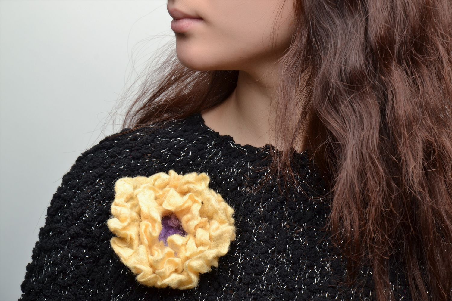 Broche en laine feutrée fleur faite main photo 2