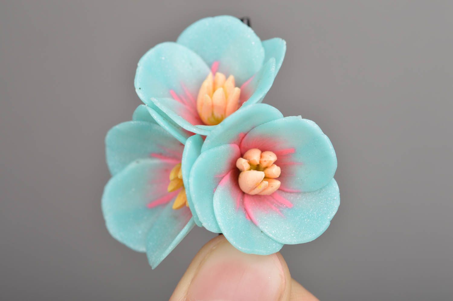 Заколка с цветами из полимерной глины голубая маленькая красивая ручная работа  фото 2