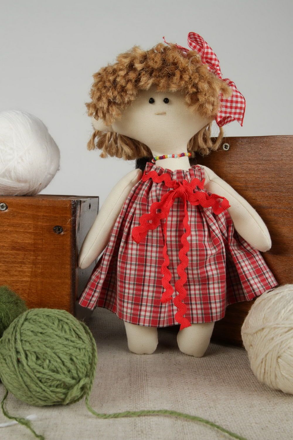 Stoff-Puppe Mädchen im Kleiderrock foto 1
