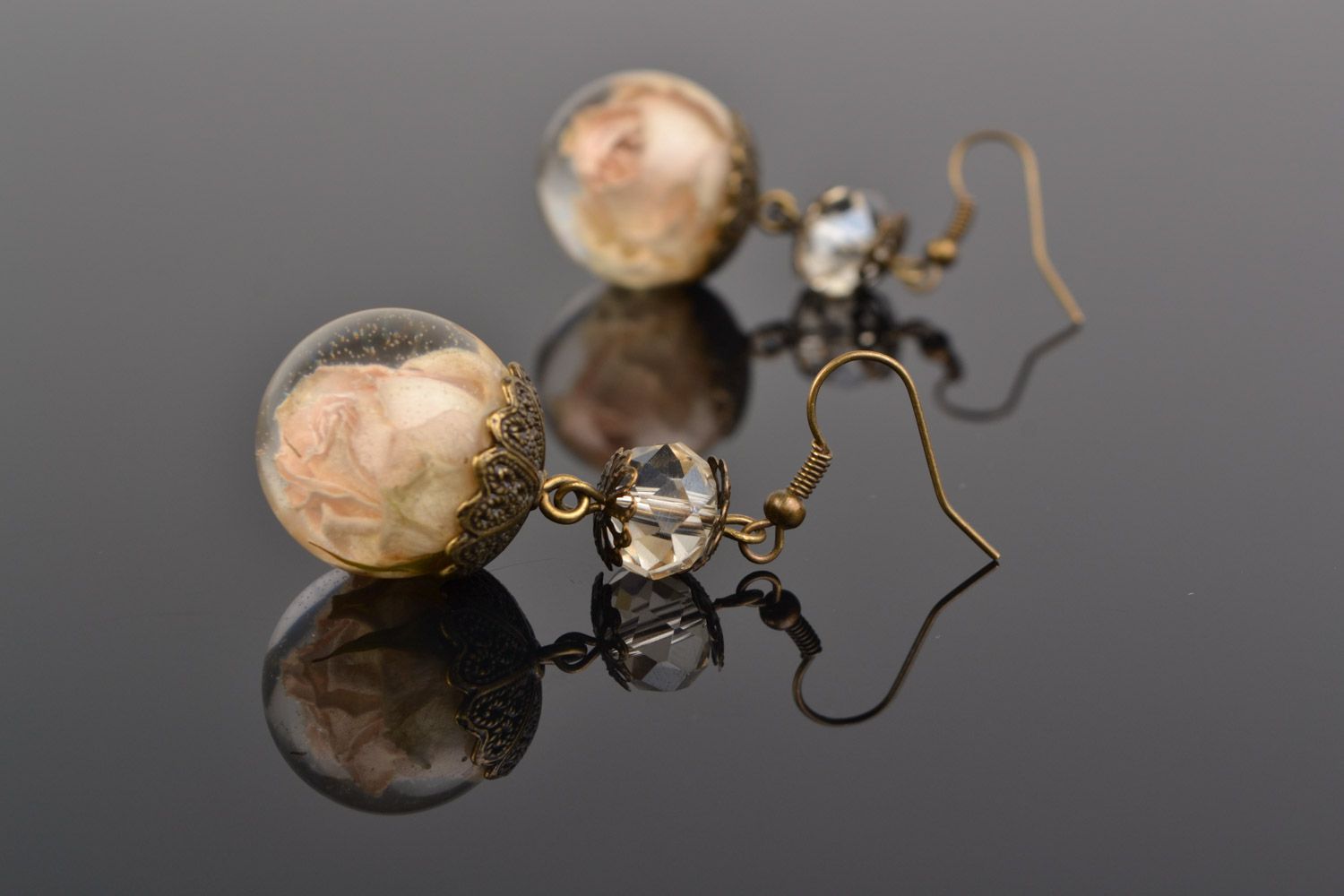 Boucles d'oreilles pendantes avec roses beiges en résine époxy faites main femme photo 3