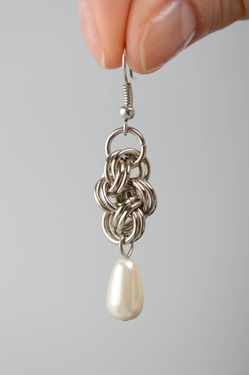 Longues boucles d'oreilles en métal avec perles fantaisie blanches faites main photo 3