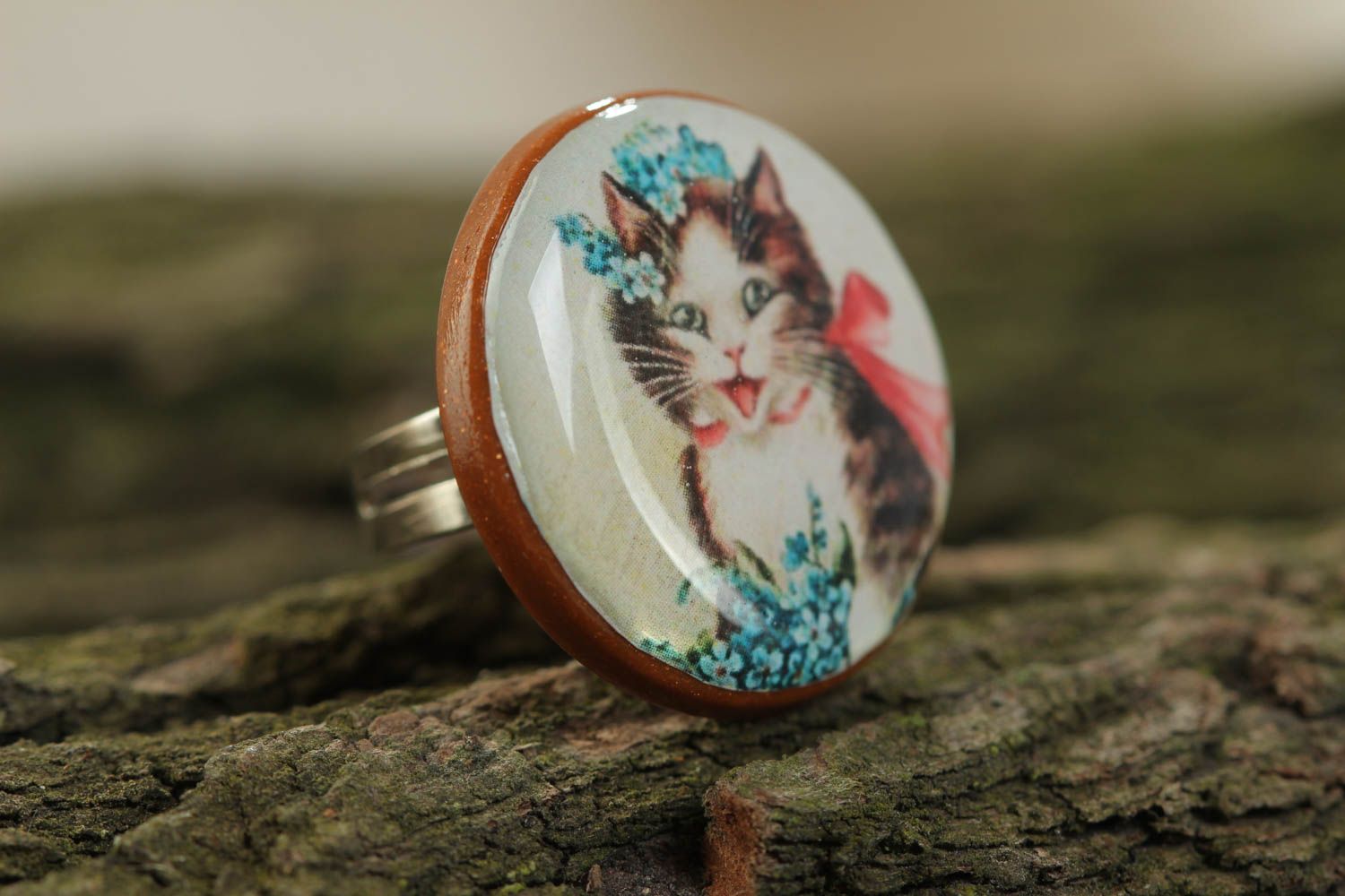 Beautiful handcrafted vintage ring made of polymer clay and glass glaze with a lovely cat print photo 1