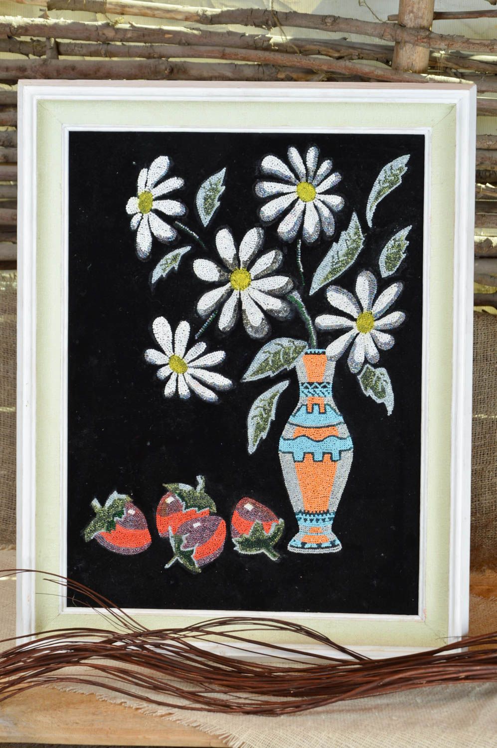 Картина вышитая бисером на плюшевой ткани ручной работы натюрморт Ромашки в вазе фото 1