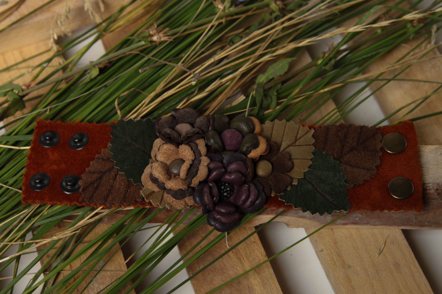Designer Accessoire handmade Schmuck für Frauen Armband mit Blumen aus Leder foto 1