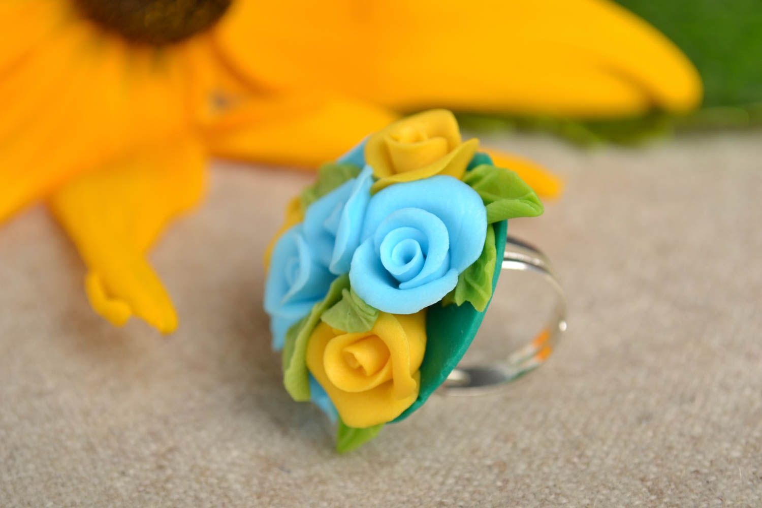 Кольцо из полимерной глины с цветами ручной работы стильное для девушки подарок фото 1