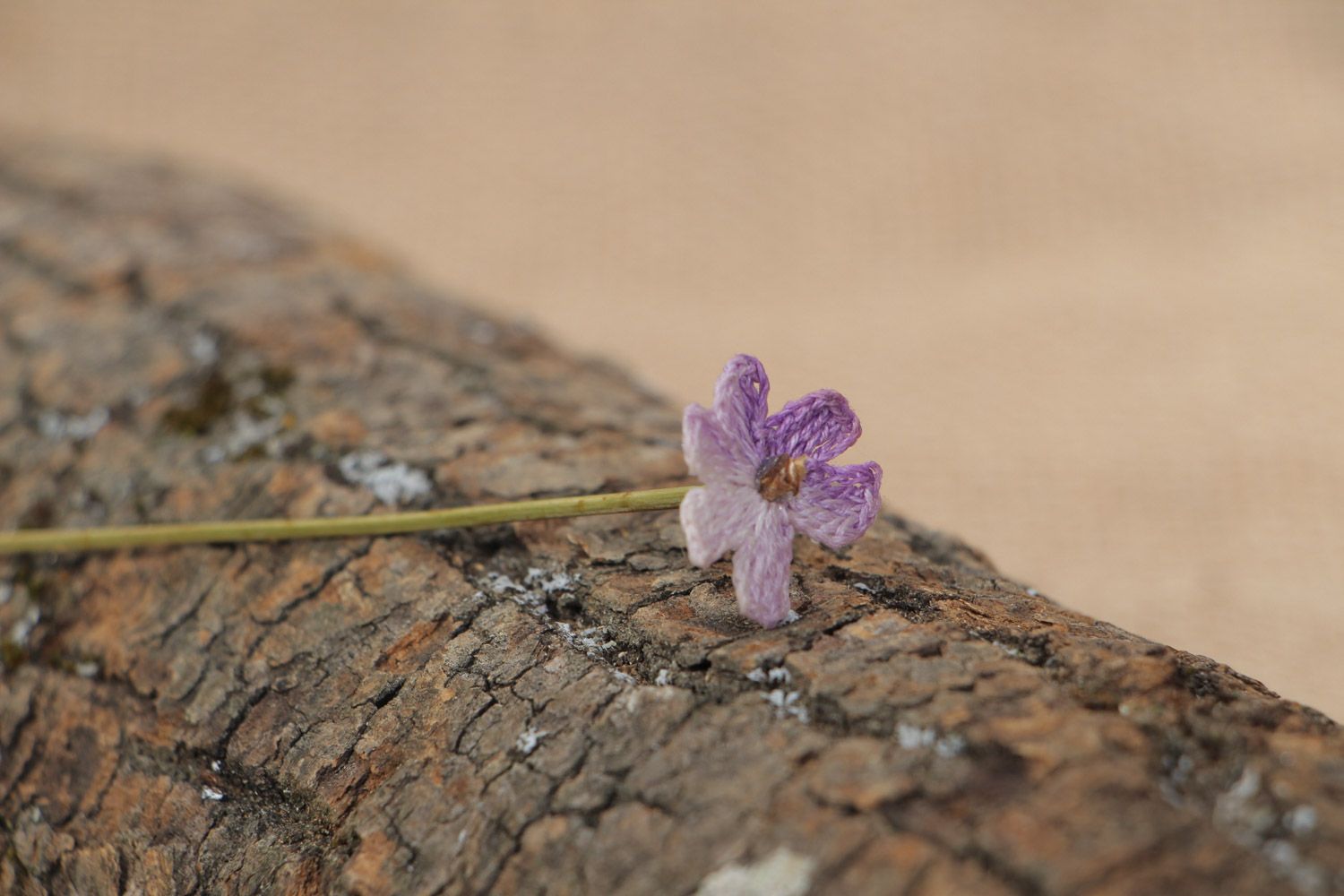 Fleur tricotée au crochet sur une tige d'acacia faite main décorative mauve photo 1