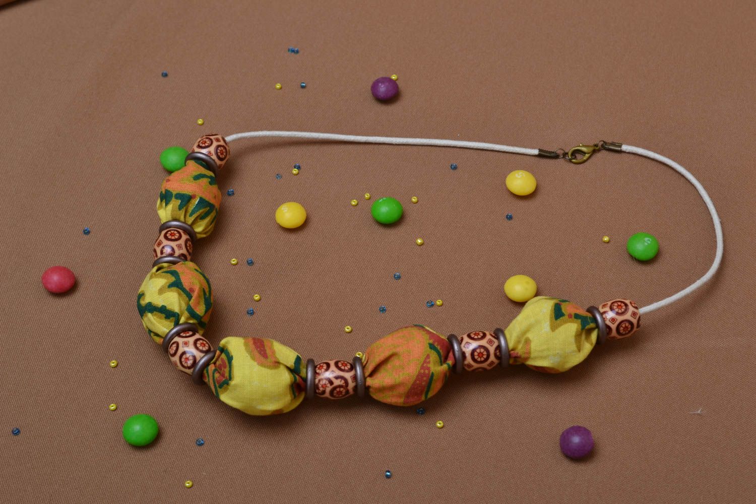 Collier artisanal en perles de bois et noix recouvertes de tissu  photo 5