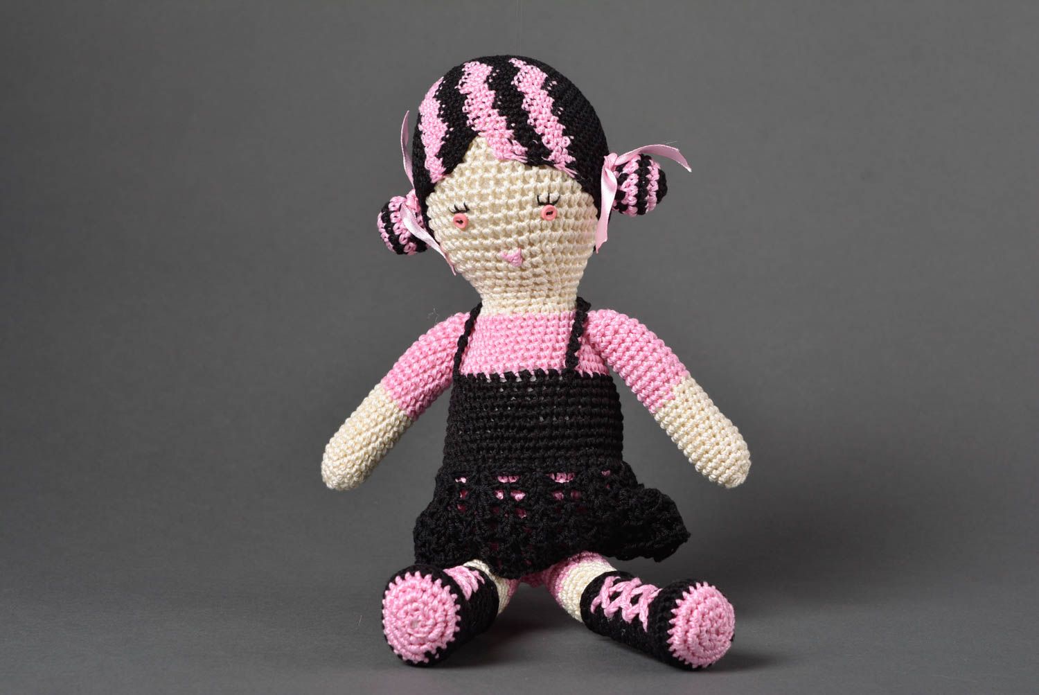 Handmade Designer Puppe Stoff Spielzeug gehäkelte Puppe Mädchen in Schwarz foto 1
