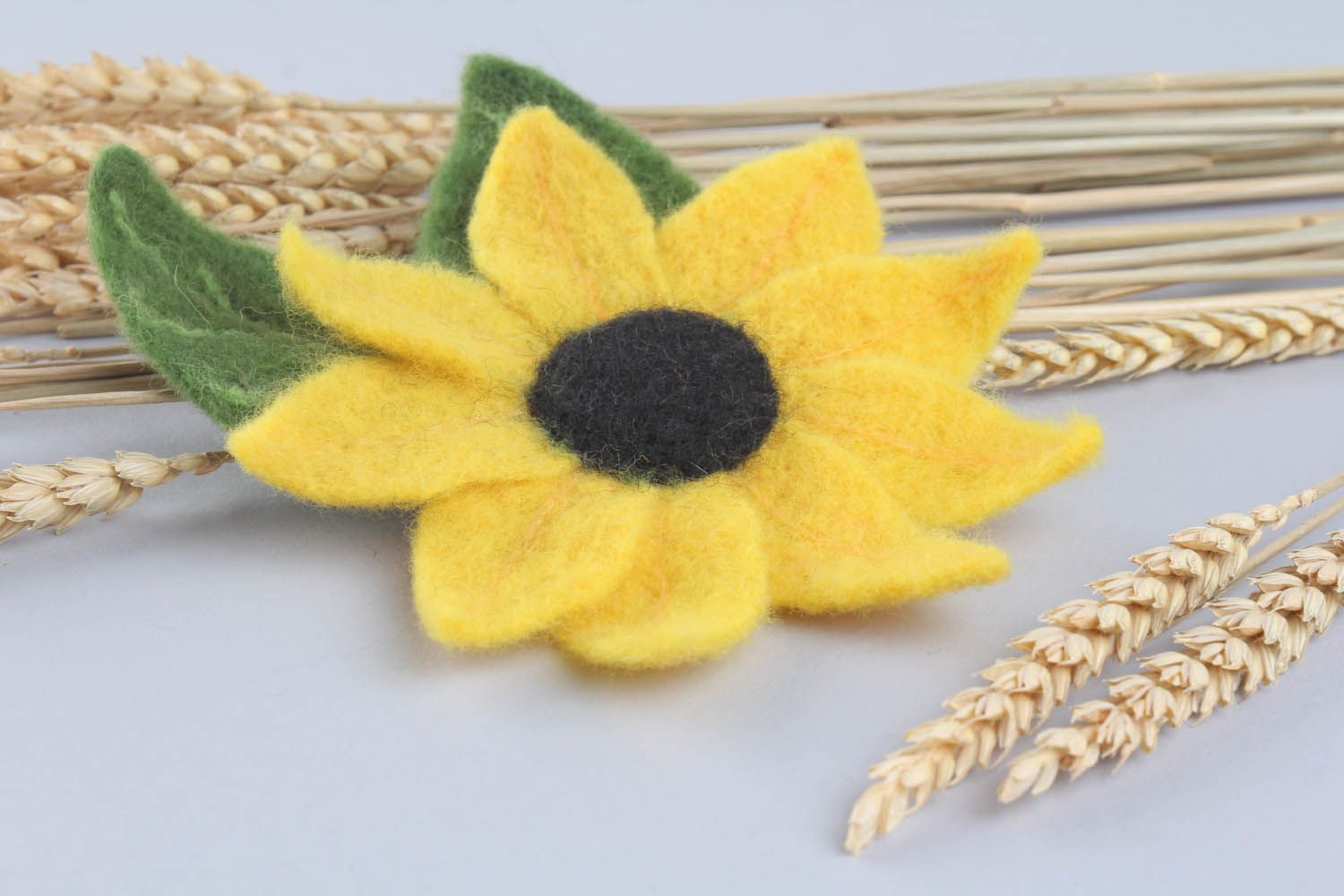 Broche en laine feutrée fleur jaune faite main photo 1
